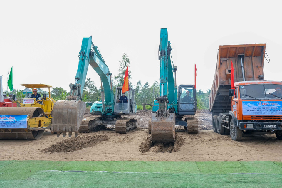 Các phương tiện cơ giới phục vụ thi công dự án. (Ảnh: Thanh Liêm/TTXVN)