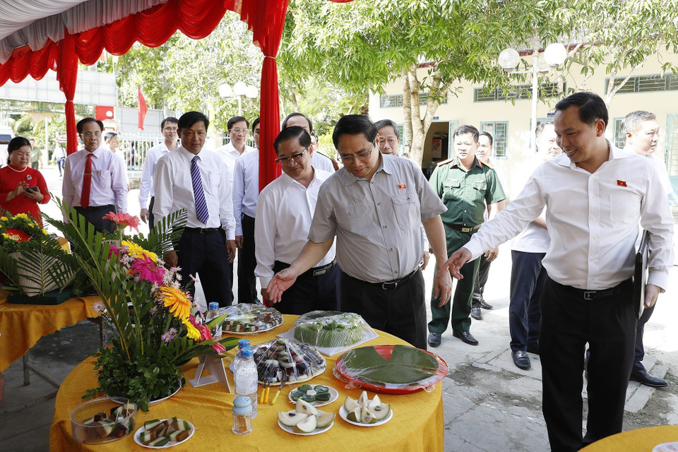 Thủ tướng Phạm Minh Chính tham quan trưng bày sản phẩm hội thi ẩm thực của Hội Phụ nữ xã Nhơn Ái, huyện Phong Điền, thành phố Cần Thơ. (Ảnh: Dương Giang/TTXVN)