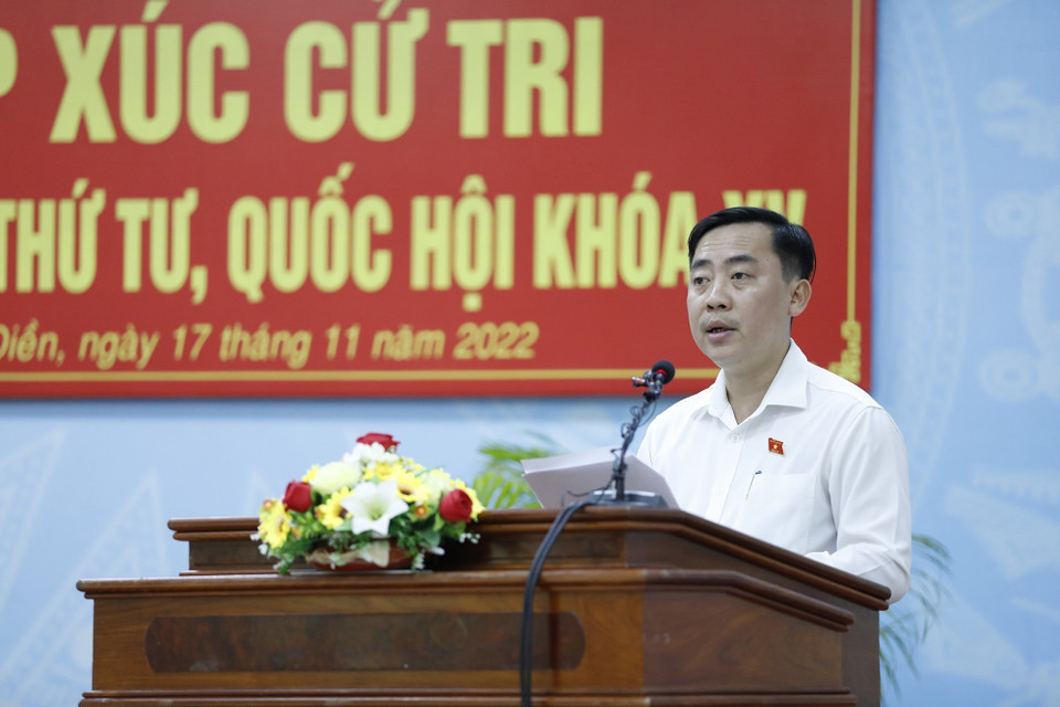 Phó Trưởng đoàn đại biểu Quốc hội thành phố Cần Thơ Đào Chí Nghĩa trình bày khái quát về kết quả kỳ họp lần thứ 4, Quốc hội khóa XV. (Ảnh: Dương Giang/TTXVN)