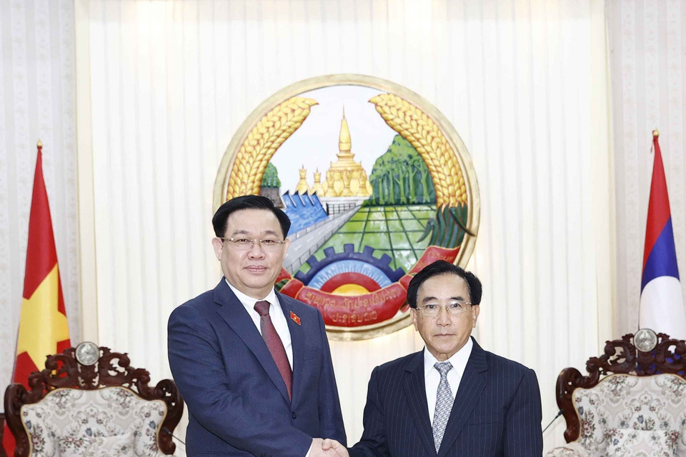 Chủ tịch Quốc hội Vương Đình Huệ bắt tay Thủ tướng Lào Phankham Viphavanh. (Ảnh: Doãn Tấn/TTXVN)