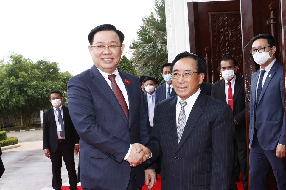 Chủ tịch Quốc hội Vương Đình Huệ và Thủ tướng Lào Phankham Viphavanh. Ảnh: Doãn Tấn/TTXVN)