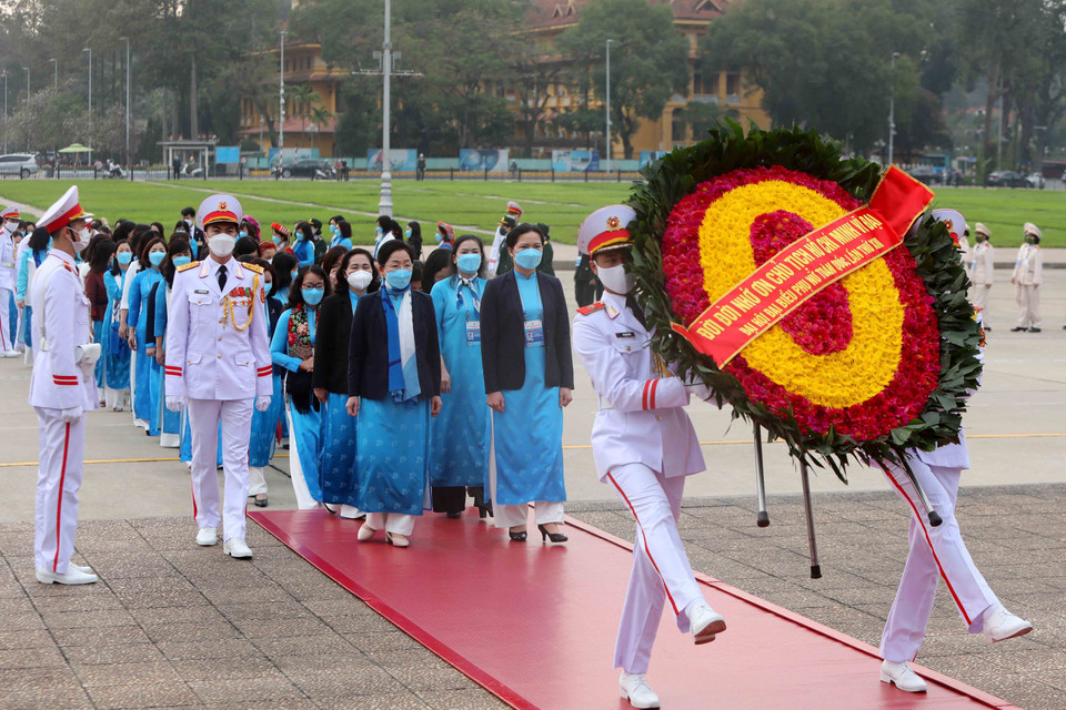 Hình ảnh các đại biểu đặt vòng hoa và vào Lăng viếng Chủ tịch Hồ Chí Minh. (Ảnh: An Đăng/TTXVN)