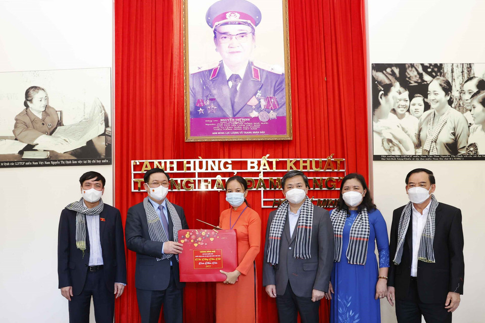 Chủ tịch Quốc hội Vương Đình Huệ tặng quà cán bộ phụ trách khu lưu niệm Nữ tướng Nguyễn Thị Định. (Ảnh: Doãn Tấn/TTXVN)