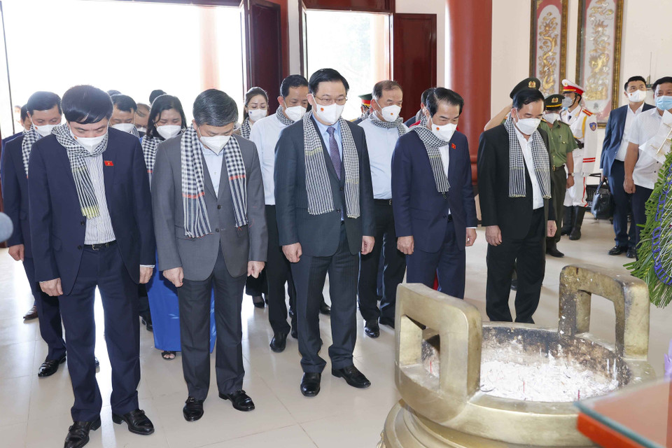 Hình ảnh Chủ tịch Quốc hội Vương Đình Huệ đến viếng Nữ tướng Nguyễn Thị Định. (Ảnh: Doãn Tấn/TTXVN)