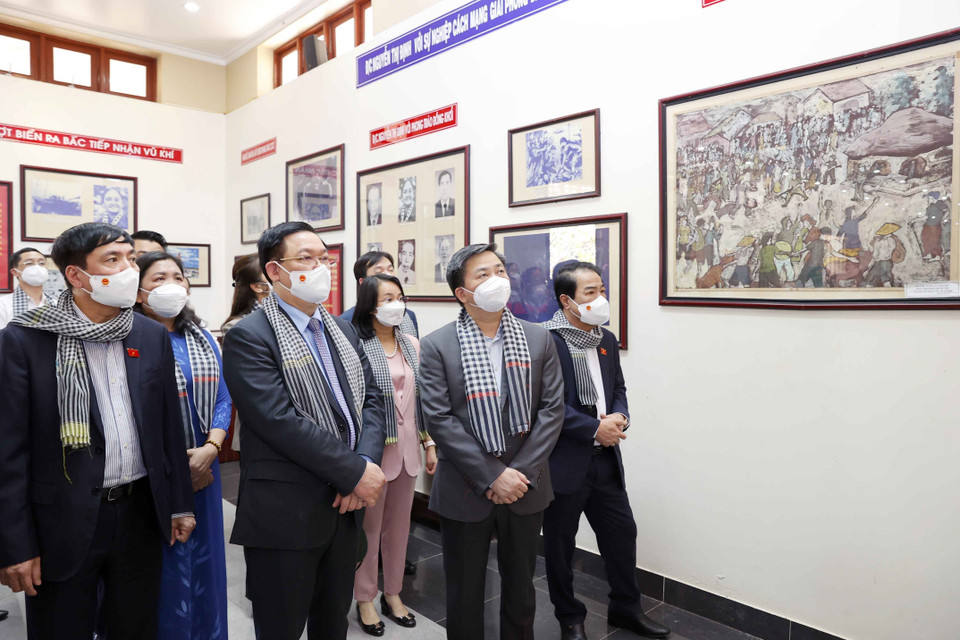 Hình ảnh Chủ tịch Quốc hội Vương Đình Huệ tham quan nhà lưu niệm Nữ tướng Nguyễn Thị Định. (Ảnh: Doãn Tấn/TTXVN)