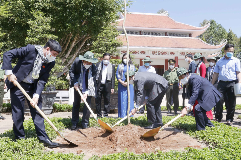 Hình ảnh Chủ tịch Quốc hội Vương Đình Huệ trồng cây tại Khu lưu niệm Nữ tướng Nguyễn Thị Định. (Ảnh: Doãn Tấn/TTXVN)