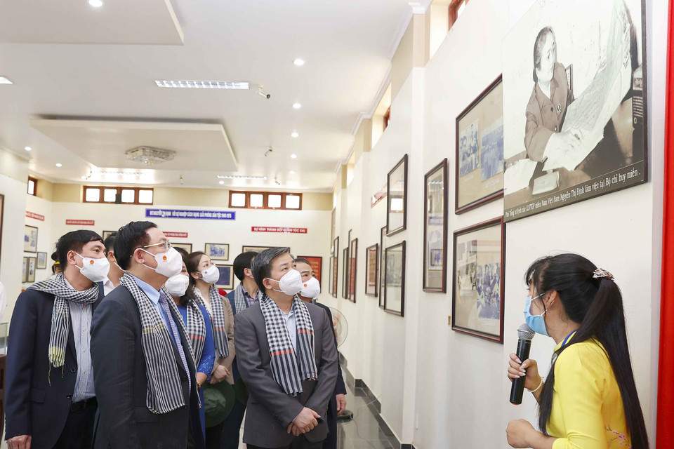 Chủ tịch Quốc hội Vương Đình Huệ tham quan nhà lưu niệm Nữ tướng Nguyễn Thị Định. (Ảnh: Doãn Tấn/TTXVN)