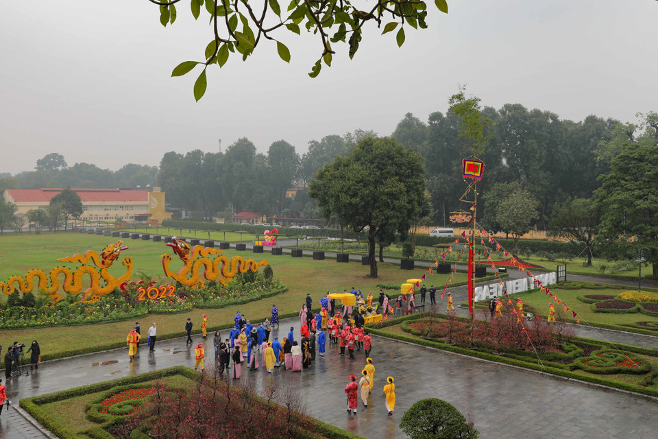 Cây nêu ngày Tết được dựng trong khu di sản thế giới Hoàng Thành Thăng Long. (Ảnh: Thanh Tùng/TTXVN)