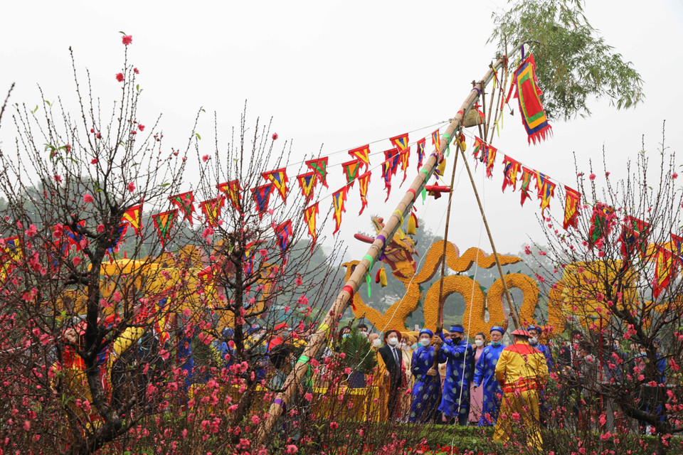 Nghi lễ dựng cây nêu ngày Tết. (Ảnh: Thanh Tùng/TTXVN)