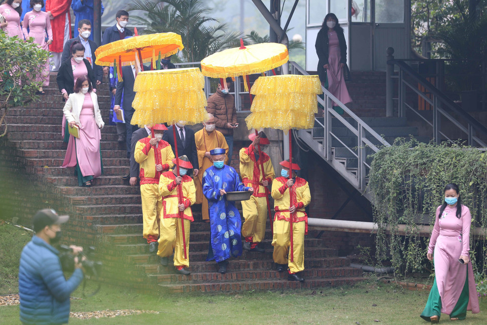 Đoàn hành lễ mang cá chép đi thả. (Ảnh: Thanh Tùng/TTXVN)