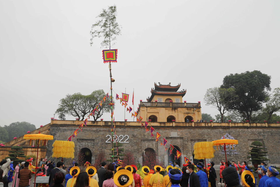 Cây nêu ngày Tết được dựng trong khu di sản thế giới Hoàng Thành Thăng Long. (Ảnh: Thanh Tùng/TTXVN)