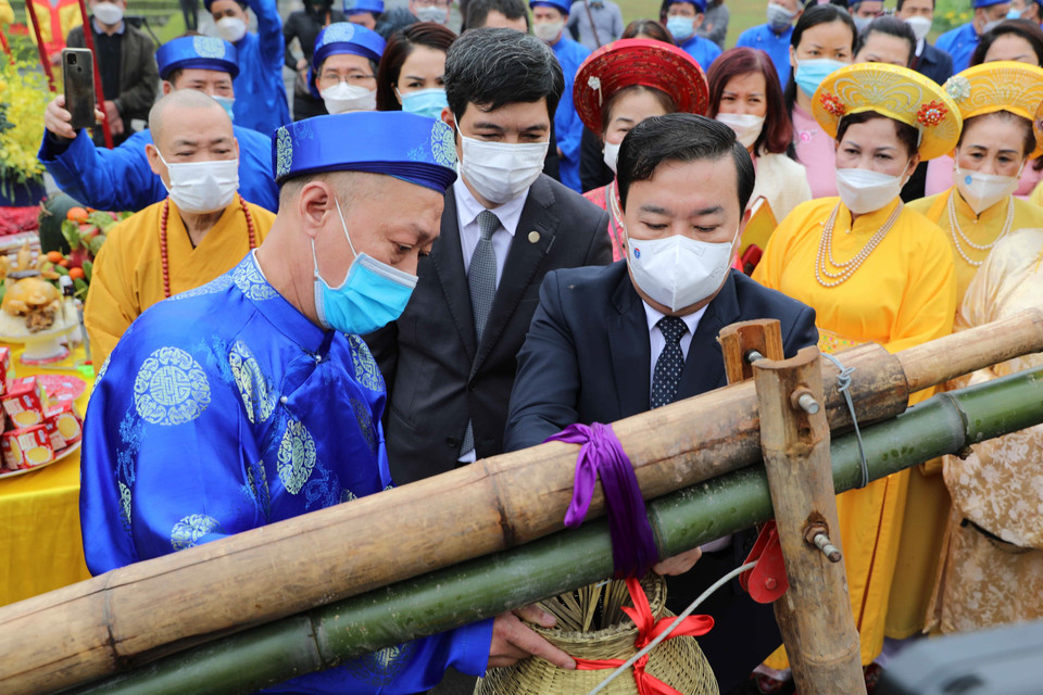 Dựng cây nêu ngày Tết. (Ảnh: Thanh Tùng/TTXVN)