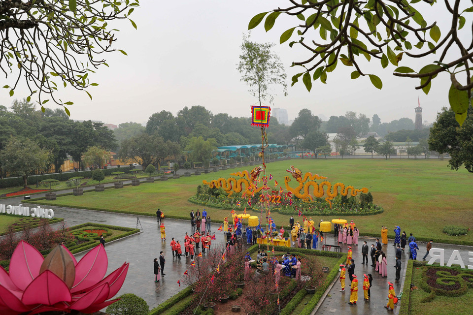 Cây nêu ngày Tết được dựng trong khu di sản thế giới Hoàng Thành Thăng Long. (Ảnh: Thanh Tùng/TTXVN)