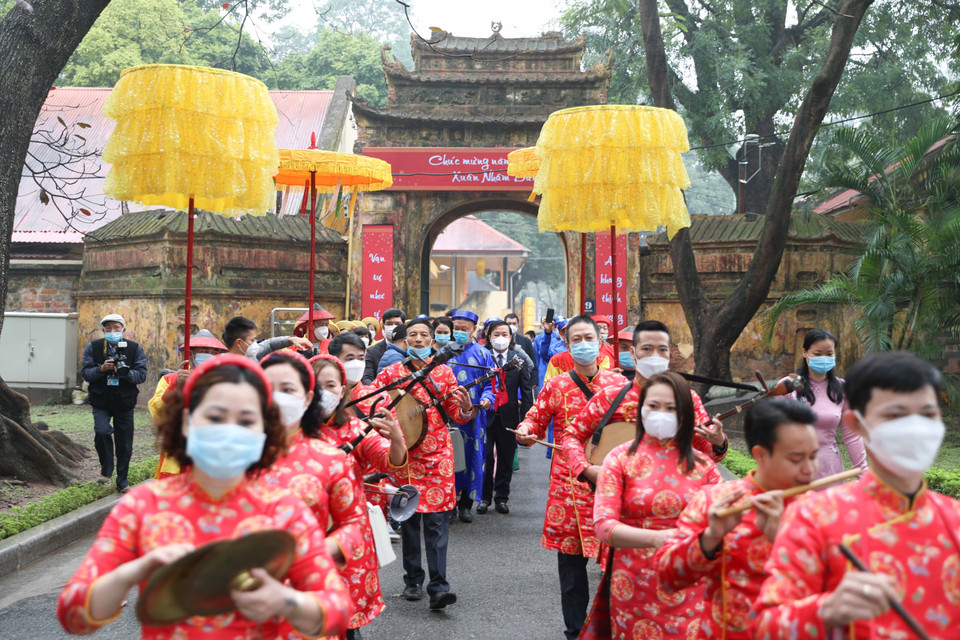 Hình ảnh đoàn hành lễ mang cá chép đi thả. (Ảnh: Thanh Tùng/TTXVN)