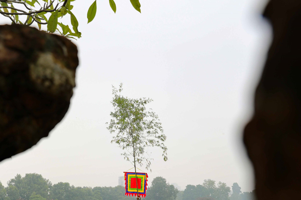 Cây nêu ngày Tết được dựng trong khu di sản thế giới Hoàng Thành Thăng Long. (Ảnh: Thanh Tùng/TTXVN)