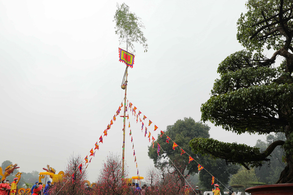 Dựng cây nêu ngày Tết. (Ảnh: Thanh Tùng/TTXVN)