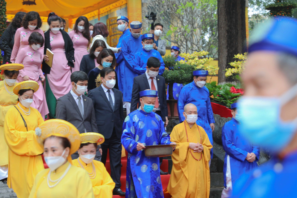 Đoàn hành lễ mang cá chép đi thả. (Ảnh: Thanh Tùng/TTXVN)