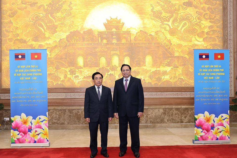 Thủ tướng Phạm Minh Chính và Thủ tướng Lào Phankham Viphavanh chụp ảnh chung. (Ảnh: Dương Giang/TTXVN)