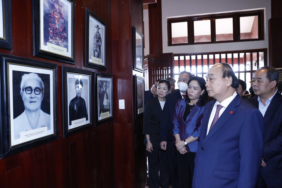 Ngày 16/2, tại thị trấn Mộ Đức, huyện Mộ Đức, tỉnh Quảng Ngãi, Chủ tịch nước Nguyễn Xuân Phúc dâng hương tại Khu lưu niệm cố Thủ tướng Phạm Văn Đồng. (Ảnh: Thống Nhất/TTXVN) 