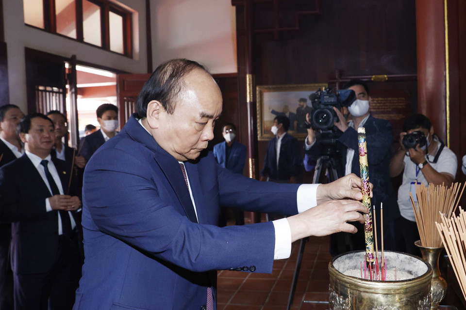 Chủ tịch nước Nguyễn Xuân Phúc dâng hương tưởng nhớ cố Thủ tướng Phạm Văn Đồng. (Ảnh: Thống Nhất/TTXVN)