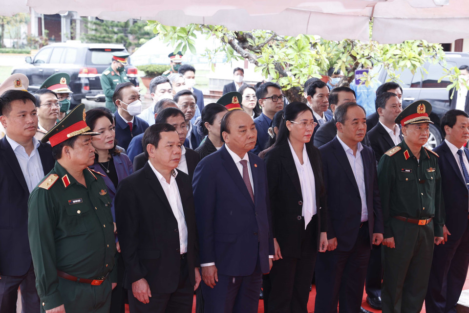 Chủ tịch nước Nguyễn Xuân Phúc và các đại biểu dâng hương tưởng nhớ cố Thủ tướng Phạm Văn Đồng. (Ảnh: Thống Nhất/TTXVN)