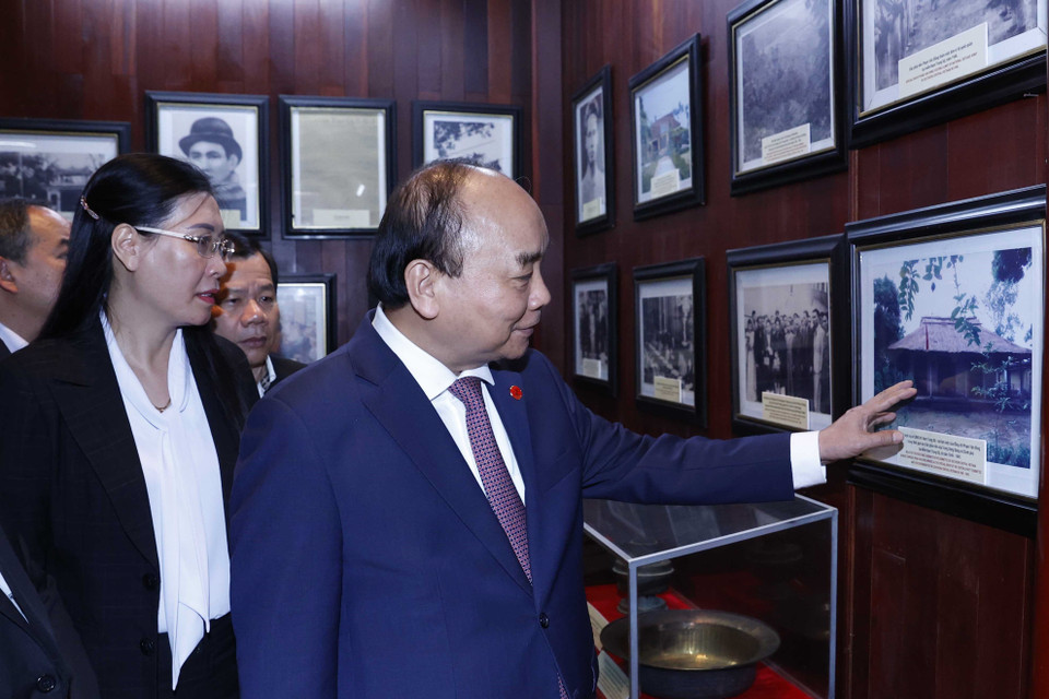 Chủ tịch nước Nguyễn Xuân Phúc tham quan trưng bày hình ảnh về cố Thủ tướng Phạm Văn Đồng. (Ảnh: Thống Nhất/TTXVN)