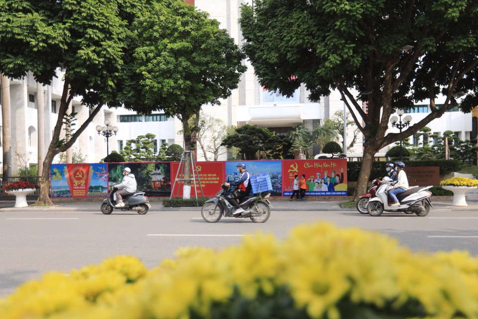 Các tấm pano cổ động bố trí trên phố Đinh Tiên Hoàng, bên ngoài trụ sở Hội đồng Nhân dân, Ủy ban Nhân dân thành phố Hà Nội. (Ảnh: Hoàng Hiếu/TTXVN)