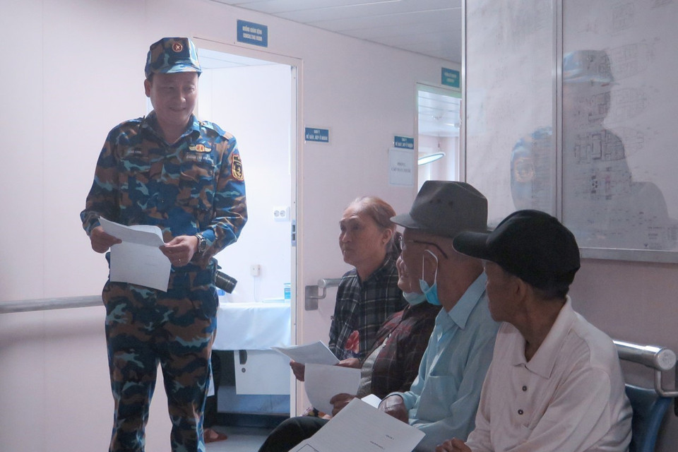 Bác sỹ trên tàu bệnh viện Khánh Hòa 01 làm thủ tục để bệnh nhân vào khám bệnh. (Ảnh: Xuân Triệu/TTXVN)