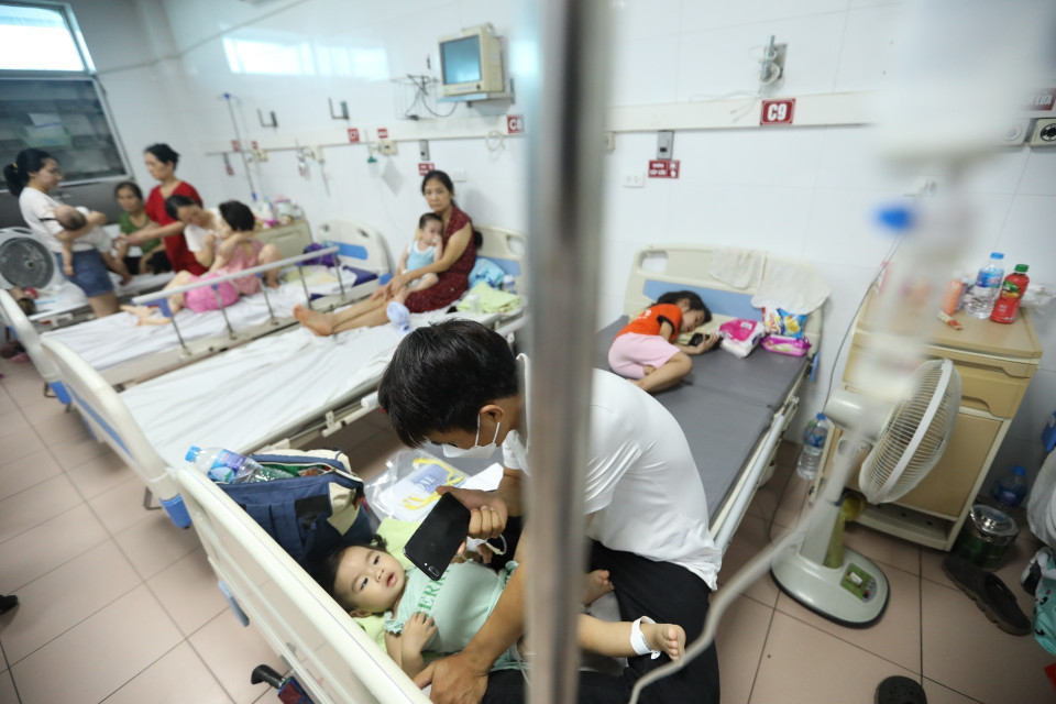 Tại Khoa Nhi của Bệnh viện Thanh Nhàn, giường bệnh luôn chật kín bệnh nhân khi dịch bệnh mùa hè gia tăng. (Ảnh: Minh Quyết/TTXVN)