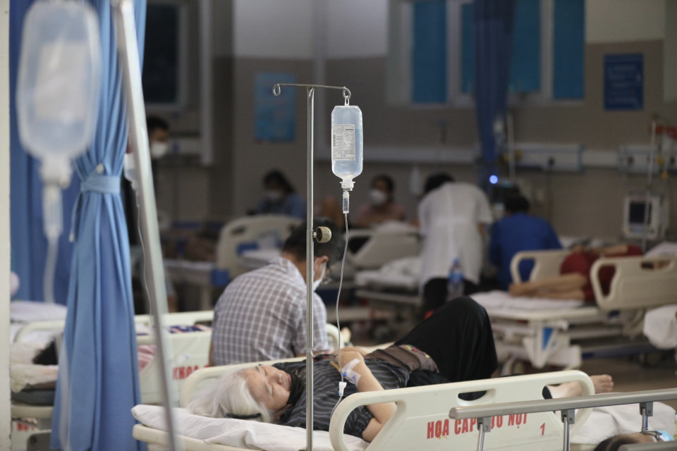 Khoa Cấp cứu nội (Bệnh viện Thanh Nhàn) luôn trong tình trạng đông kín bệnh nhân khi thời tiết thay đổi thất thường. (Ảnh: Minh Quyết/TTXVN)