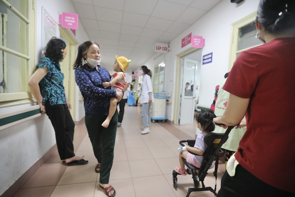Tại Khoa Nhi của Bệnh viện Thanh Nhàn, số bệnh nhi đến khám các bệnh về viêm đường hô hấp, rối loạn đường tiêu hóa có chiều hướng gia tăng. (Ảnh: Minh Quyết/TTXVN)