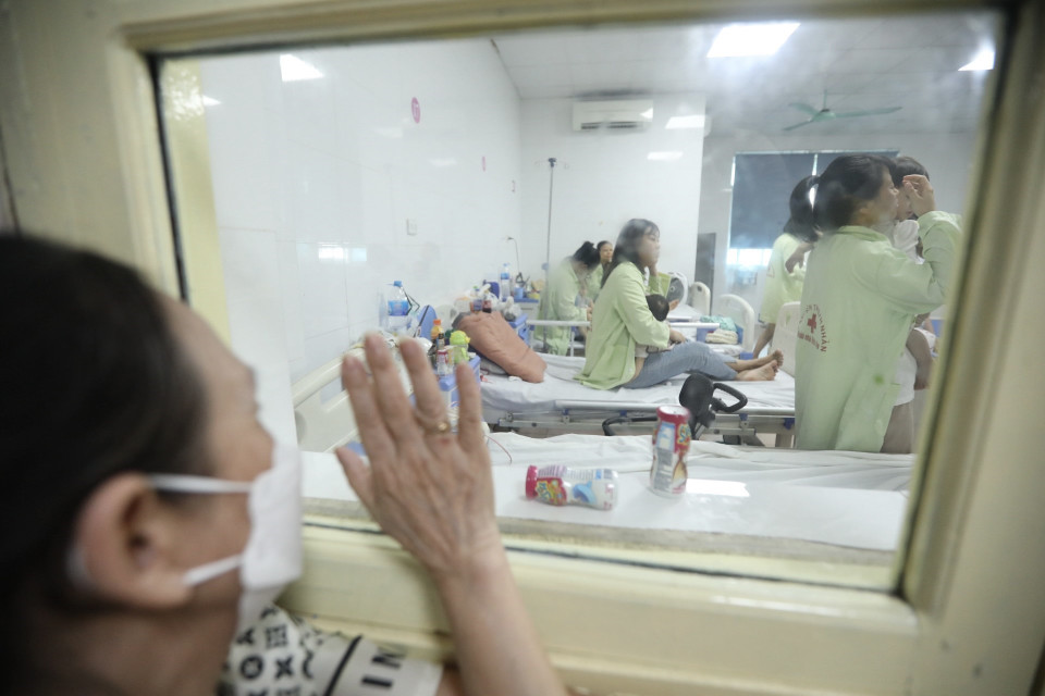 Tại Khoa Nhi của Bệnh viện Thanh Nhàn, giường bệnh luôn chật kín bệnh nhân khi dịch bệnh mùa hè gia tăng. (Ảnh: Minh Quyết/TTXVN)