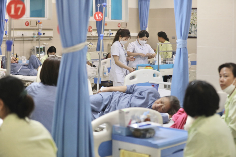 Ngoài trẻ em, các bệnh viện cũng thường xuyên tiếp nhận điều trị những người cao tuổi với các bệnh lý nền về hô hấp, xương khớp, thần kinh. (Ảnh: Minh Quyết/TTXVN)