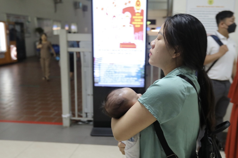 Bệnh nhi đến khám tại Bệnh viện Thanh Nhàn. (Ảnh: Minh Quyết/TTXVN)