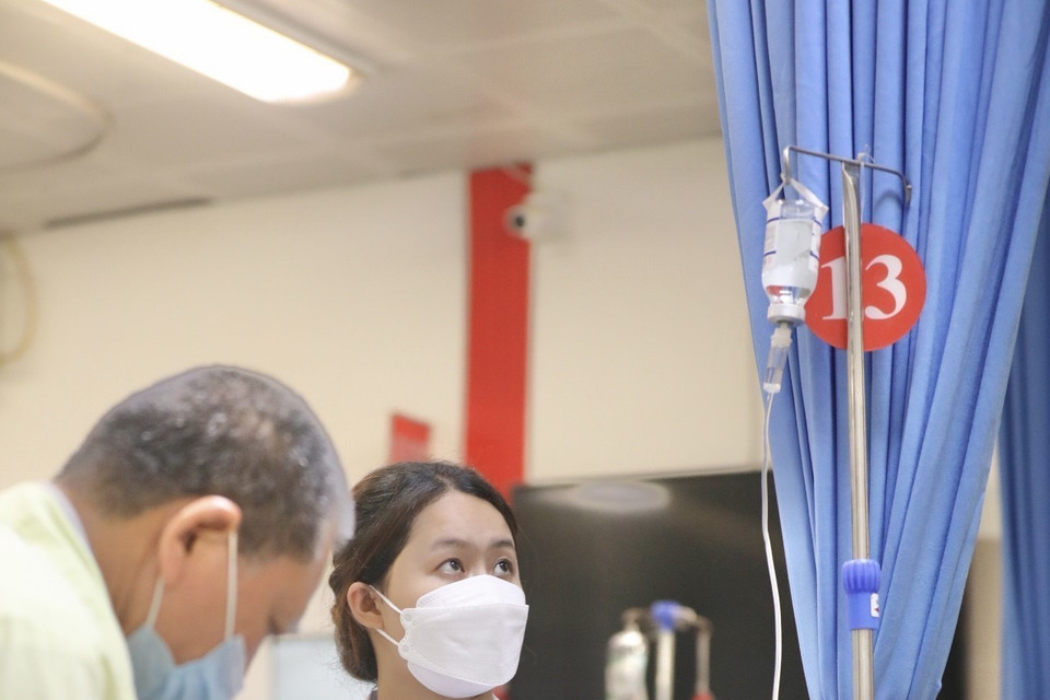 Nhân viên y tế chăm sóc bệnh nhân tại Khoa Cấp cứu nội, Bệnh viện Thanh Nhàn. (Ảnh: Minh Quyết/TTXVN)