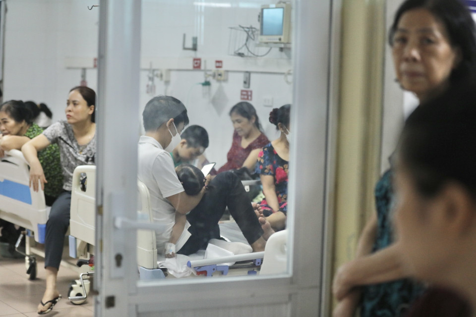 Giường bệnh luôn chật kín bệnh nhân khi dịch bệnh mùa hè gia tăng tại Khoa Nhi của Bệnh viện Thanh Nhàn. (Ảnh: Minh Quyết/TTXVN)