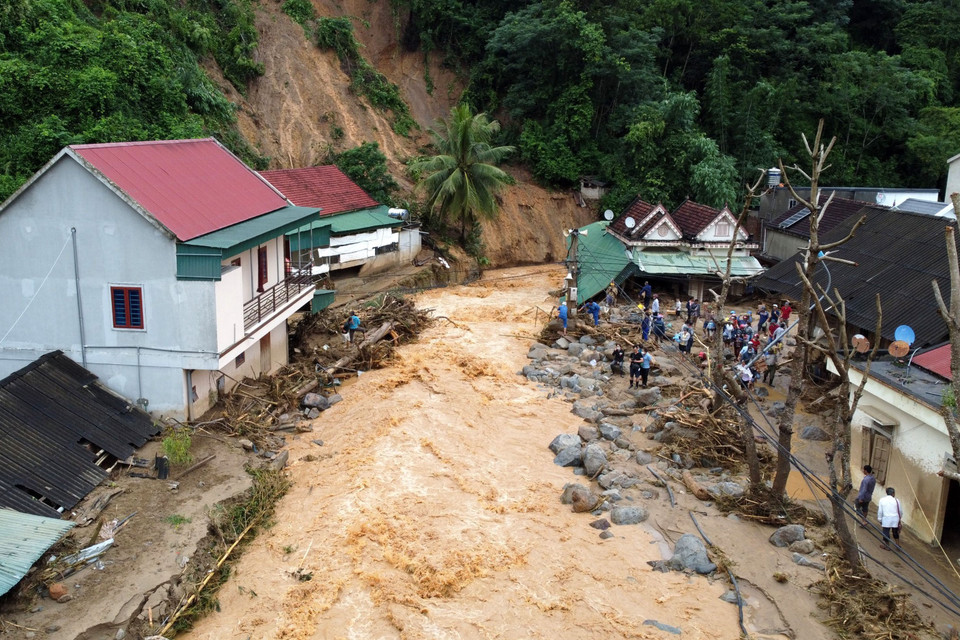 Trận lũ quét rạng sáng 2/10/2022 tại huyện biên giới Kỳ Sơn (Nghệ An) đã làm 1 cháu bé 4 tháng tuổi tử vong, cuốn trôi 14 căn nhà và làm 85 nhà dân, cơ quan hành chính bị ngập, nhiều tuyến đường trên địa bàn bị hư hỏng nặng. (Ảnh: TTXVN phát)