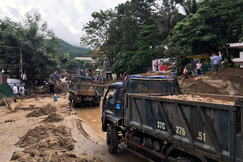 Máy móc, nhân lực được chính quyền địa phương cùng người dân huy động tối đa khắc phục hậu quả do trận lũ quét gây ra tại huyện Kỳ Sơn, tỉnh Nghệ An. (Ảnh: TTXVN phát)