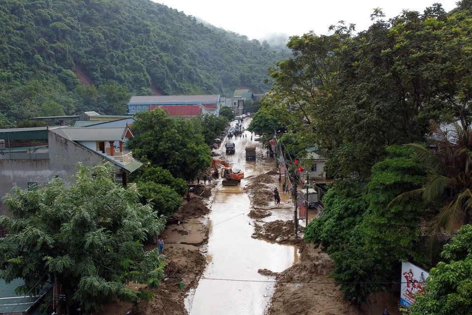 Chính quyền địa phương cùng người dân đang huy động tối đa máy móc, nhân lực khắc phục hậu quả do trận lũ quét gây ra tại huyện Kỳ Sơn, tỉnh Nghệ An. (Ảnh: TTXVN phát)