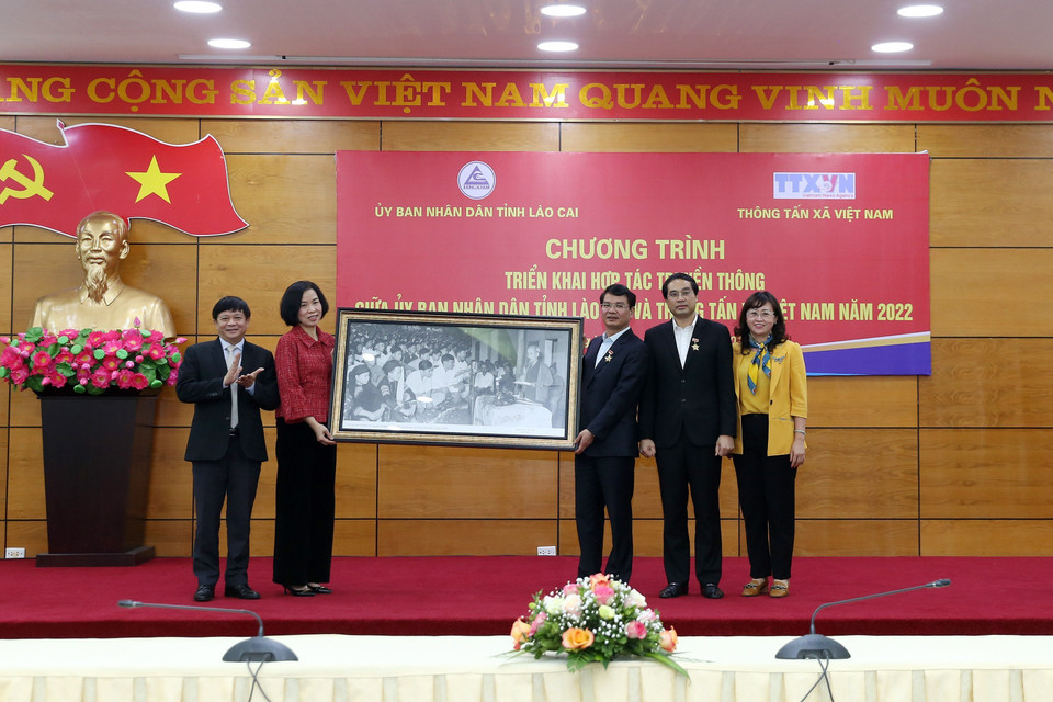 Tổng Giám đốc Thông tấn xã Việt Nam Vũ Việt Trang trao tặng bức ảnh lưu niệm cho tỉnh Lào Cai. (Ảnh: Quốc Khánh/TTXVN)