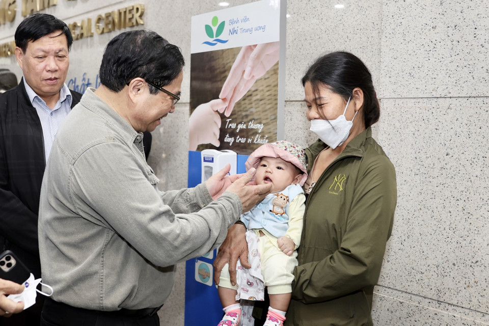 Thủ tướng Phạm Minh Chính thăm bệnh nhi tại Bệnh viện Nhi Trung ương. (Ảnh: Dương Giang/TTXVN)