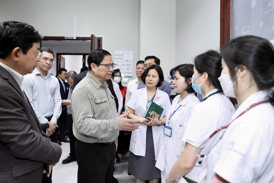Thủ tướng Phạm Minh Chính và các bác sỹ, y tá Bệnh viện Nhi Trung ương. (Ảnh: Dương Giang/TTXVN)