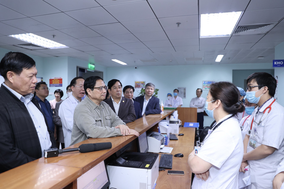 Thủ tướng Phạm Minh Chính kiểm tra việc cung ứng thuốc tại Bệnh viện Nhi Trung ương. (Ảnh: Dương Giang/TTXVN)