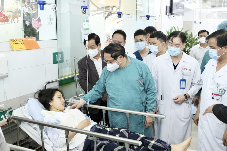 Thủ tướng Phạm Minh Chính thăm hỏi bệnh nhân đang điều trị tại Bệnh viện Bạch Mai. (Ảnh: Dương Giang/TTXVN)
