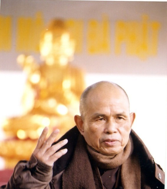 Thiền sư Thích Nhất Hạnh trong dịp về thăm quê hương, ngày 18/1/2005. (Ảnh: Đức Tám/TTXVN)