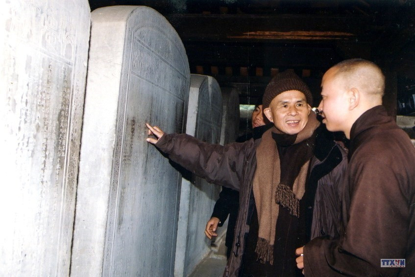 Thiền sư Thích Nhất Hạnh) thăm Văn Miếu-Quốc Tử Giám (Hà Nội), ngày 17/1/2005. (Ảnh: Đức Tám/TTXVN)