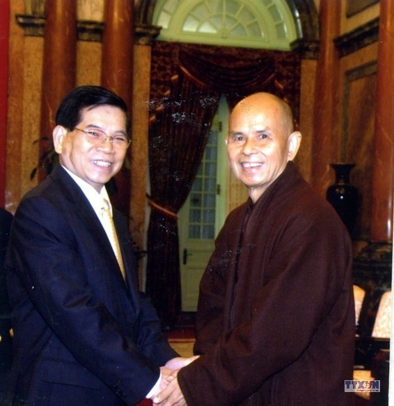 Chủ tịch nước Nguyễn Minh Triết tiếp Thiền sư Thích Nhất Hạnh và đại diện thiền sư, cư sỹ trong đoàn Tăng thân Làng Mai nhân dịp về thăm Việt Nam (5/5/2007). (Ảnh: Nguyễn Khang/TTXVN)