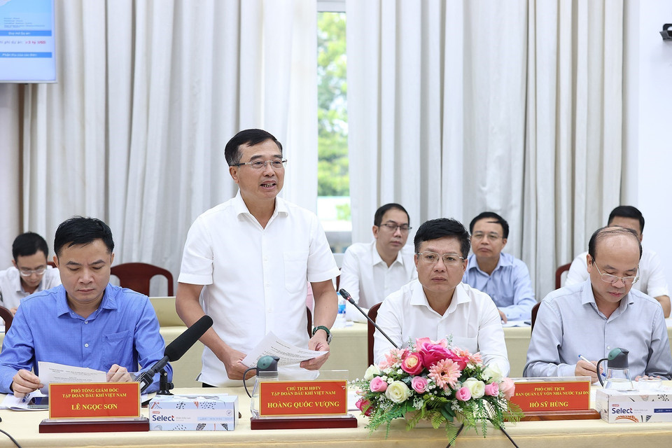 Chủ tịch Tập đoàn Dầu khí Việt Nam Hoàng Quốc Vượng báo cáo tình hình triển khai chuỗi dự án điện-khí Lô B (Ô Môn). (Ảnh: Dương Giang/TTXVN)