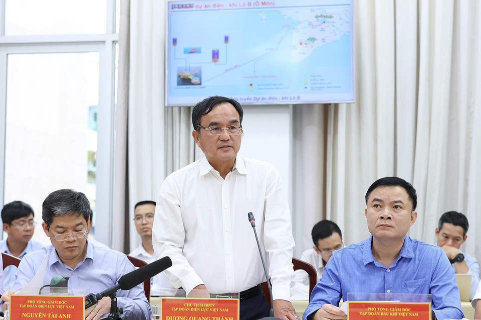 Chủ tịch Tập đoàn Điện lực Việt Nam Dương Quang Thành báo cáo tình hình triển khai chuỗi dự án điện-khí Lô B (Ô Môn). (Ảnh: Dương Giang/TTXVN)