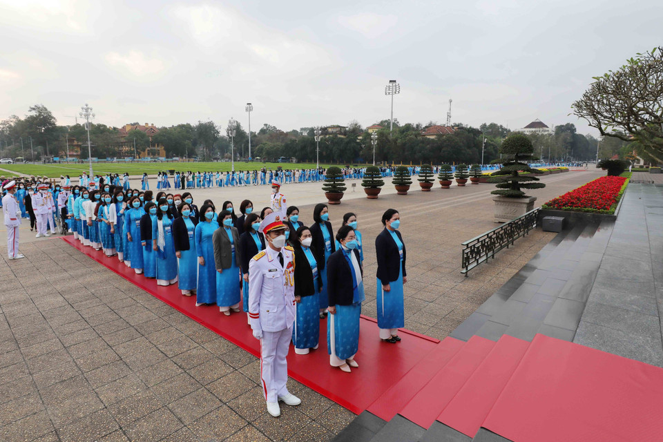 Các đại biểu tưởng niệm Chủ tịch Hồ Chí Minh. (Ảnh: An Đăng/TTXVN)